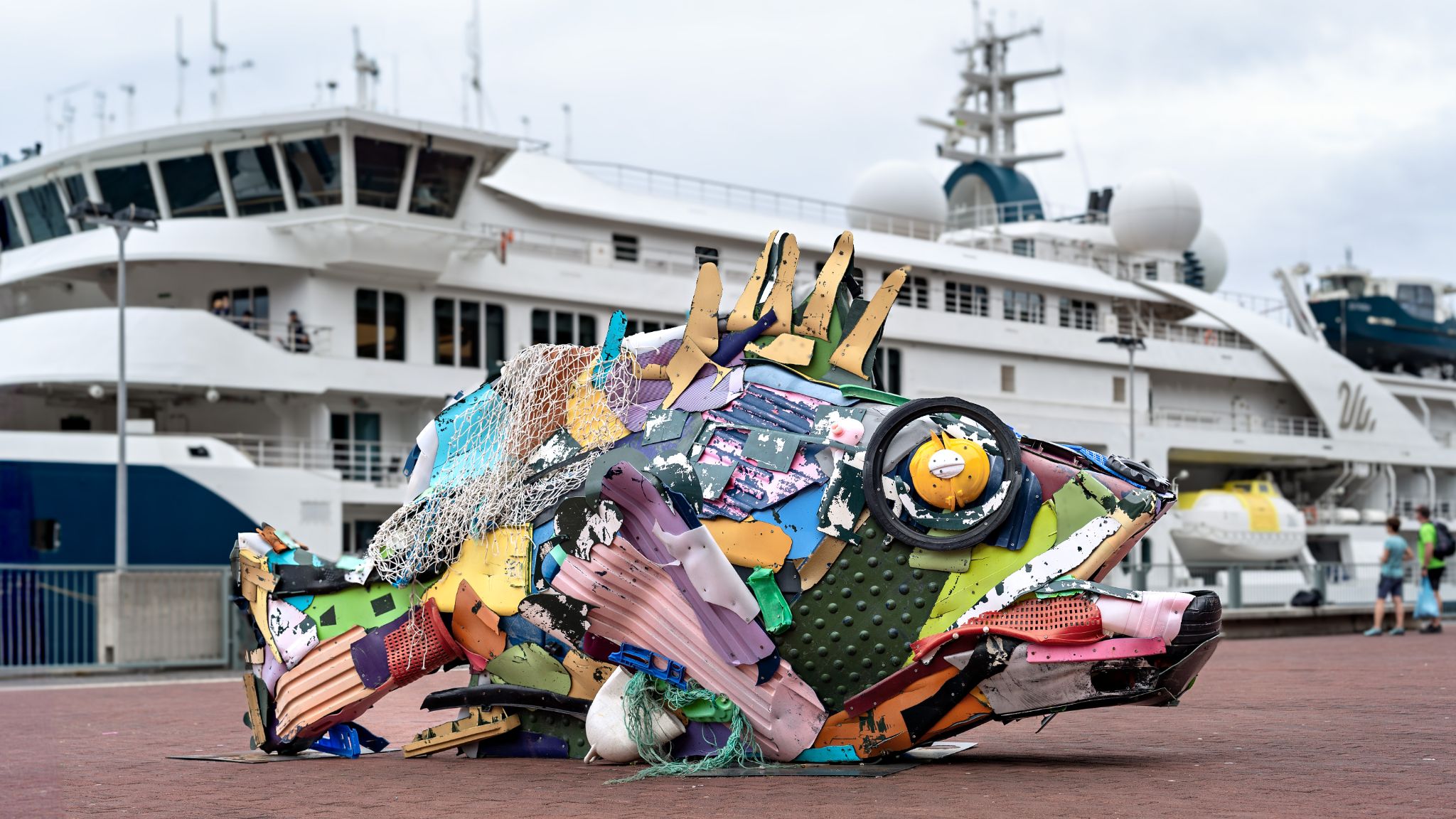 Skulptur "Plastic Mero" des portugiesischen Streetartkünstlers Bordalo II, ein Zackenbarsch, komplett aus Meeresabfällen hergestellt.